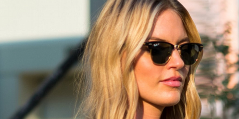 Victoria's Secret Angel Martha Hunt was seen wearing the iconic black Ray-Ban Clubmaster RB 3016 901/58 sunglasses with Polarised lenses. Buy online on Pretavoir