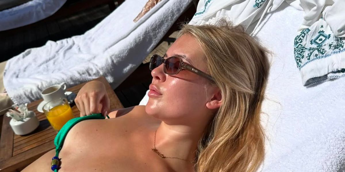 Mimi Webb is seen wearing DMY Studios Juno DMYSUN10TOY Transparent Oyster sunglasses in her Instagram post