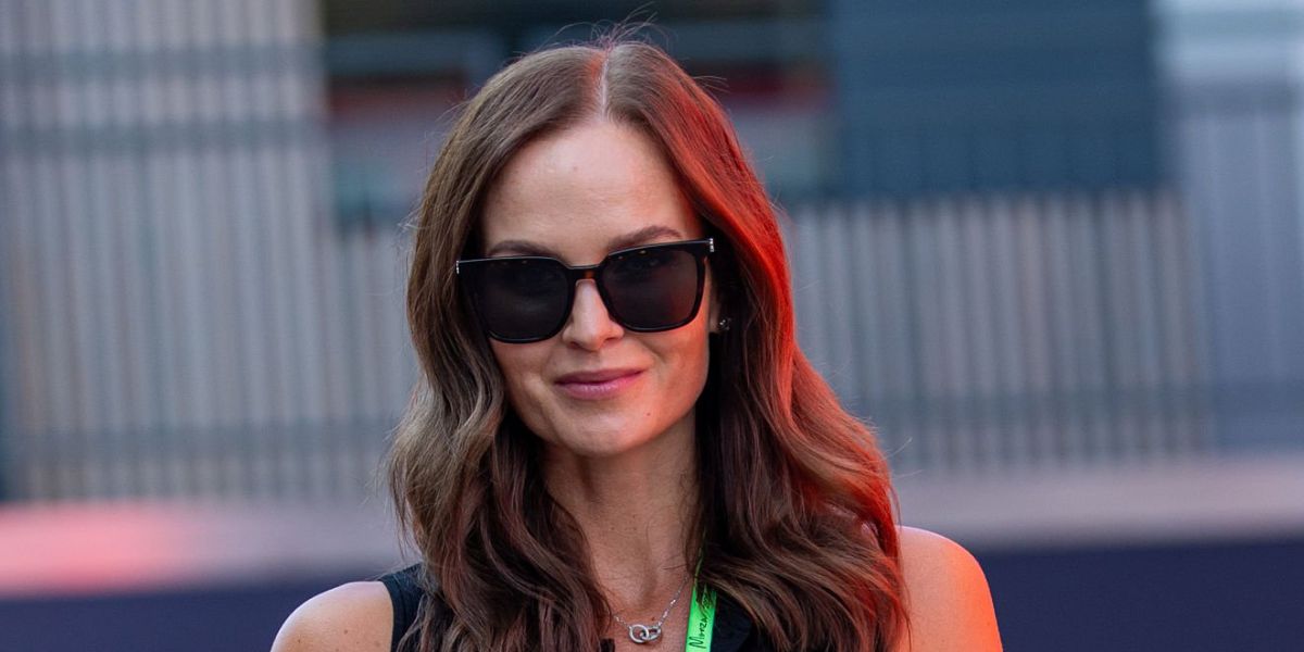 Finnish model and wife of Kimi Raikkonen, Minttu Raikkonen, was seen wearing black Saint Laurent Sun SL M146 001 sunglasses at the F1 Grand Prix of Italy Monza 2025. Shop online now on Pretavoir