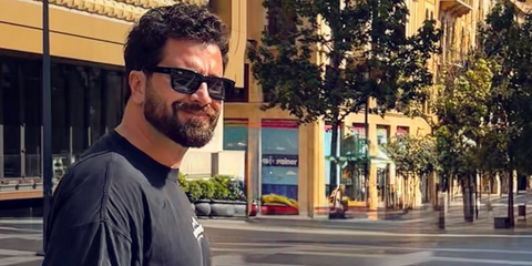 Syrian actor Moatasem Al Nahar was seen wearing black Ray-Ban Warren RB 4396 6677/87 sunglasses with dark grey lenses in his Instagram post, September 2025. Shop online now on Pretavoir