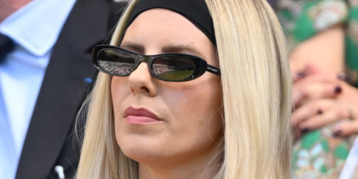 British singer and presenter Mollie King was seen wearing black Saint Laurent Sun SL 557 Shade 001 sunglasses at the Wimbledon Tennis Championships 2025. Shop online now on Pretavoir