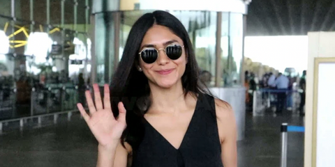 Bollywood actress Mrunal Thakur was seen wearing gold Ray-Ban Round Metal 3447 001 sunglasses at Mumbai airport. Shop online now on Pretavoir