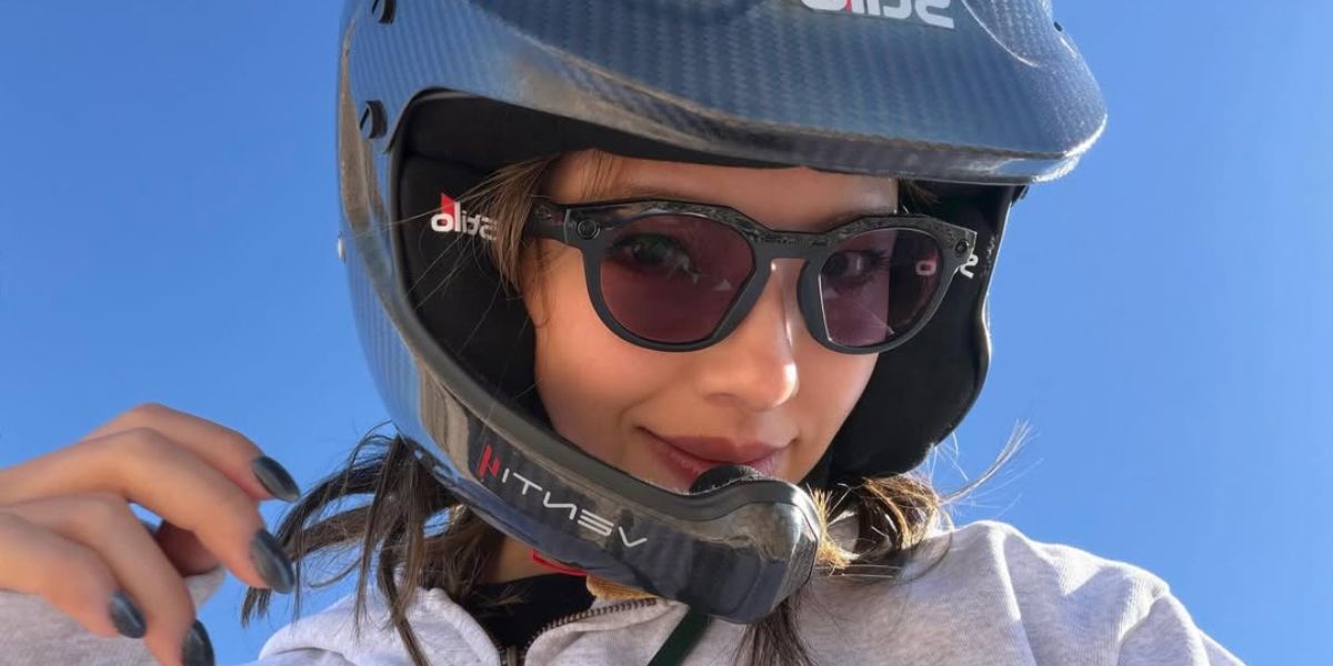 Professional golfer Muni He was seen wearing black Oakley Meta Hstn OW8002 02 Transitions Smart Glasses with purple amethyst lenses in her Instagram post, November 2025.