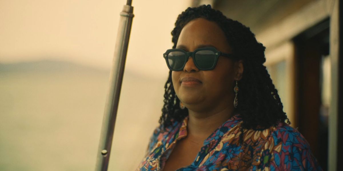 Natasha Rothwell was seen wearing black Oliver Peoples Kienna OV5526SU 1005/87  square sunglasses in her role as Belinda Lindsey in The White Lotus season 3 episode 1