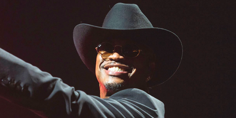 Ne-Yo was seen wearing gold Ray-Ban Oval RB 3547 001/51 sunglasses with brown gradient lenses onstage during Ne-Yo & Akon: "Nights Like This Concert" in Madrid, April 2026.