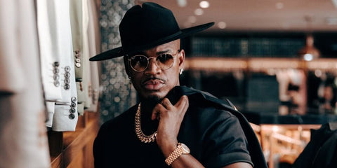 Ne-Yo is seen wearing Ray-Ban Round Metal RB 3447 001/51 sunglasses with brown gradient lenses in his Instagram post