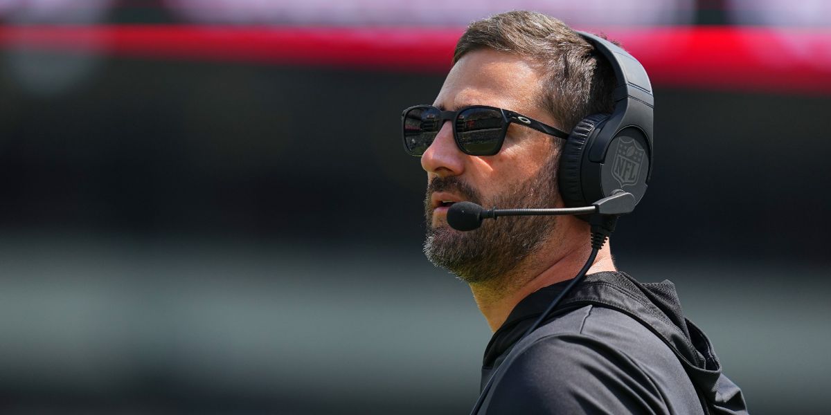 Head Coach of Philadelphia Eagles Nick Sirianni was seen wearing black Oakley Ojector OO9018 04 Prizm Polarised sunglasses with black lenses