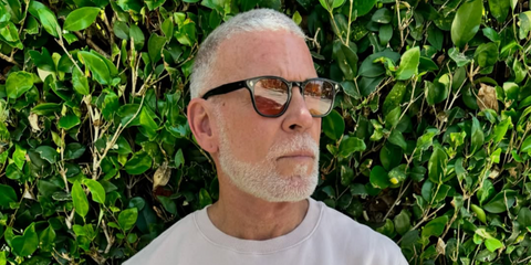 American fashion consultant Nick Wooster was seen wearing black Garrett Leight Ace Sun 2081 BK/SFPRW sunglasses with red lenses in his Instagram post. Shop online now on Pretavoir