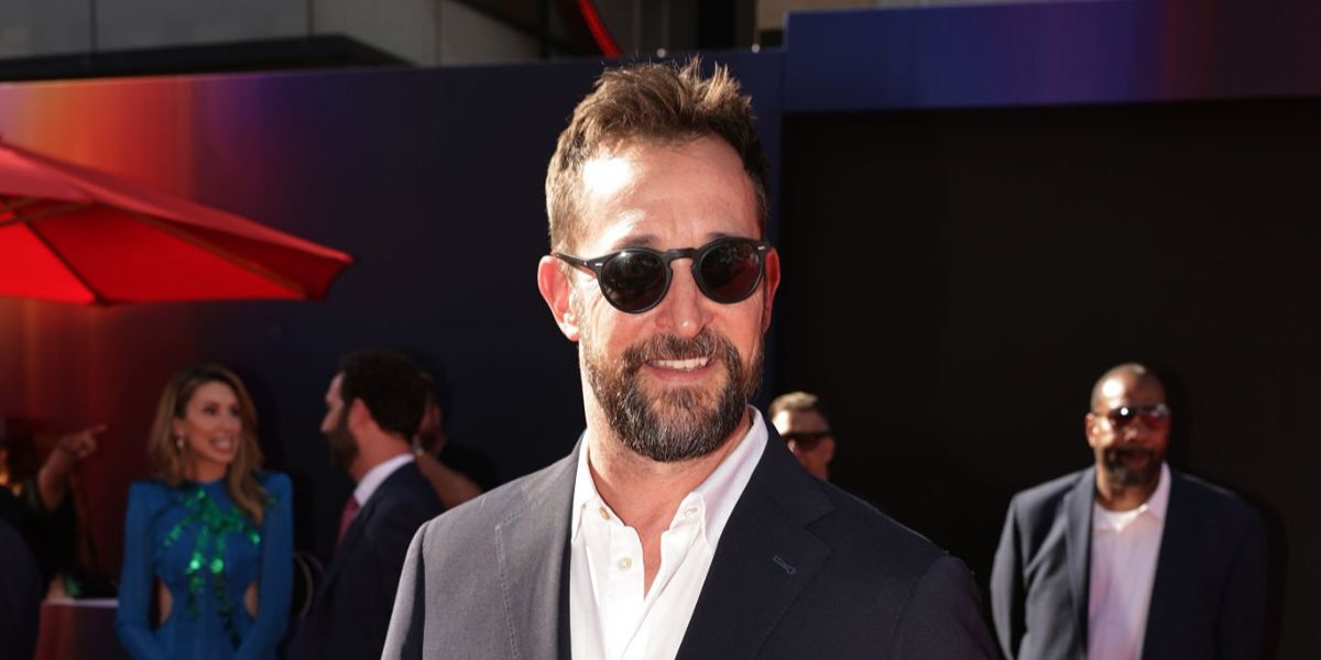 Actor Noah Wyle was seen wearing black Oliver Peoples Gregory Peck Sun OV5217S 1031/P2 Polarised round sunglasses at the Los Angeles premiere of "Superman", July 2025. Shop online now on Pretavoir