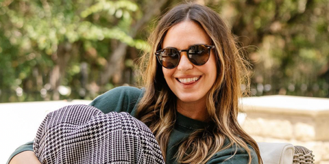 American actress Odette Annable was seen wearing tortoiseshell Ray-Ban RB 2180 710/83 Polarised round sunglasses in her social media post. Shop online now on Pretavoir