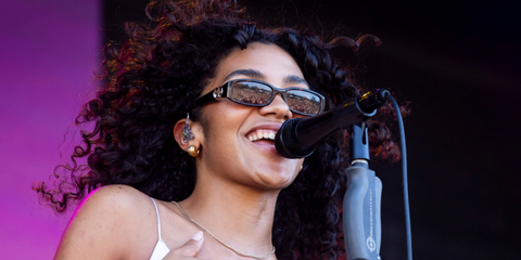 British singer Olivia Dean was seen wearing tortoiseshell Gucci GG1661S 002 sunglasses onstage at the Laneway Festival 2025 in Perth. Shop online now on Pretavoir