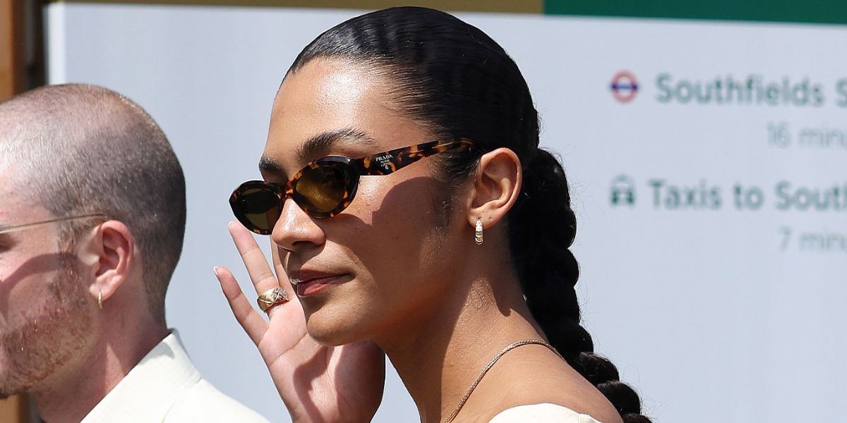British singer Olivia Dean was seen wearing brown tortoiseshell Prada PR 26ZS 14L09Z cat eye sunglasses at the Wimbledon Tennis Championships 2025. Shop online now on Pretavoir