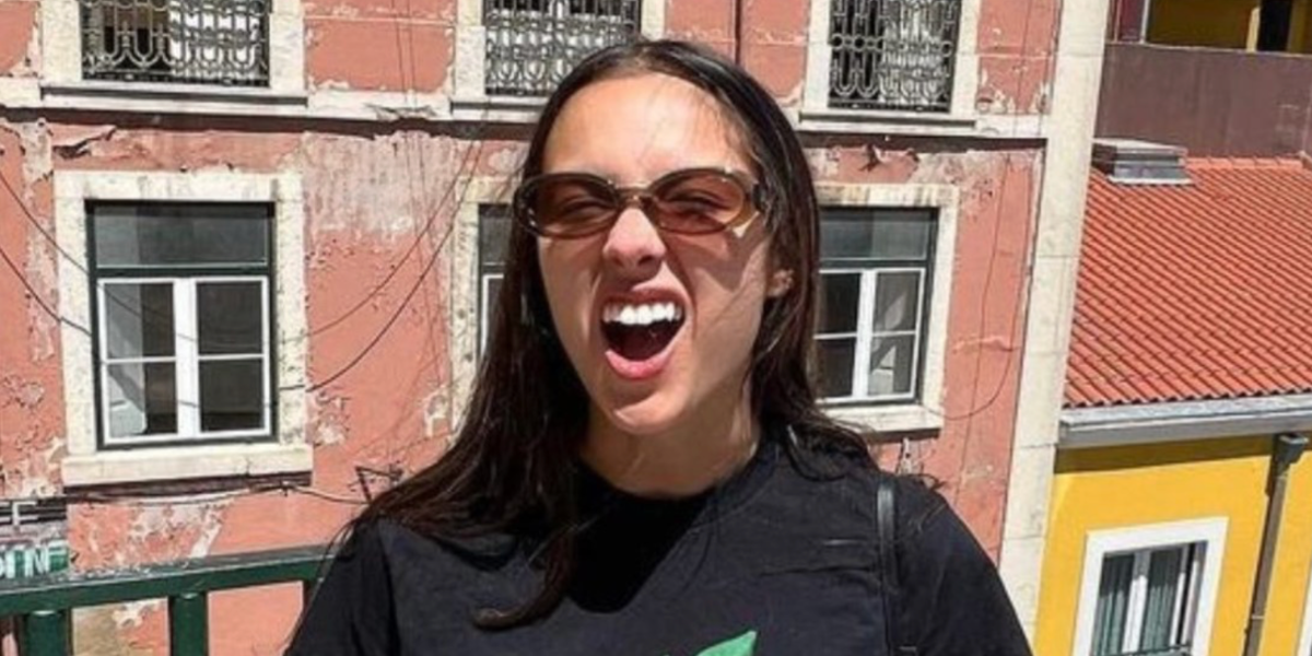 Olivia Rodrigo was seen wearing DMY Studios Valentina DMYSUN04TO Transparent Olive oval sunglasses in a social media post, June 2024. Shop online now on Pretavoir