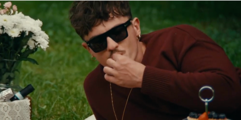 Italian singer Olly was seen wearing black Tom Ford Fausto TF711 01A sunglasses in his Instagram reel, September 2025. Shop online now on Pretavoir