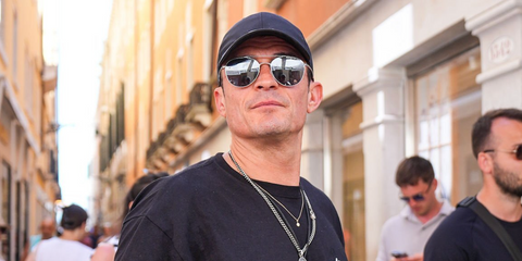 Orlando Bloom was seen wearing the titanium version of Porsche Design 8947 C Polarised sunglasses in Venice, Italy, after Jeff Bezos and Lauren Sanchez wedding celebration. Shop online now on Pretavoir