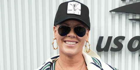 P!nk was seen wearing Ray-Ban Aviator 3025 001/58 Gold Frame G15 Polarised sunglasses at the US Open 2025. Shop online now on PRetavoir