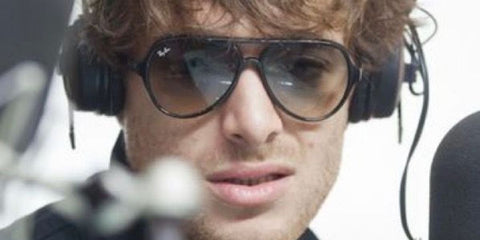 Scottish singer Paolo Nutini was seen wearing black Ray-Ban Cats 5000 RB 4125 601/32 aviator sunglasses with grey gradient lenses in an interview with Italian radio station Radio 105. Shop online now on Pretavoir