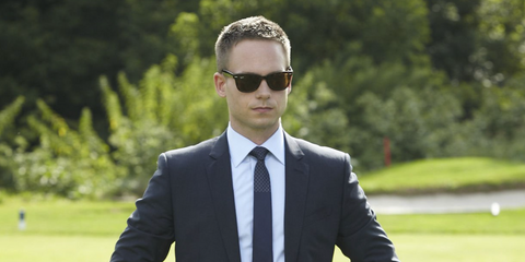 Canadian actor Patrick J. Adams was seen wearing tortoiseshell Ray-Ban New Wayfarer 2132 710 sunglasses with brown lenses in the season 3 of Suits.