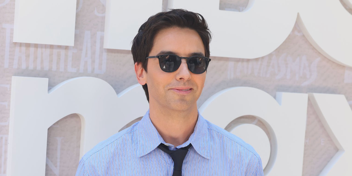 Actor Paul W. Downs was seen wearing black Oliver Peoples Finley Esq. Sun U OV5298SU 1492/P2 Polarised sunglasses at the HBO Max Emmy Nominee Celebration in Los Angeles, August 2025. Shop online now on Pretavoir