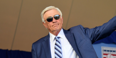Baseball legend Phil Niekro was seen wearing Maui Jim Breakwall 422-02 sunglasses during the Induction Ceremony at National Baseball of Hall of Fame in New York, July 2015. Shop online now on Pretavoir