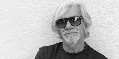 French singer-songwriter Pierre Billon was seen wearing black Ray-Ban Boyfriend RB 4147 6039/71 sunglasses with gradient lenses in 2019. Shop online now on Pretavoir