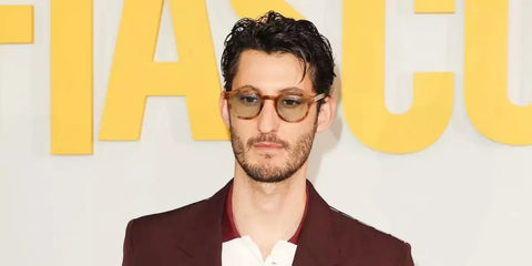 French actor Pierre Niney was seen wearing brown tortoiseshell Oliver Peoples Desmon Sun OV5454SU 1483/4E sunglasses with green lenses at the premiere of Netflix's "Fiasco". Shop online now on Pretavoir