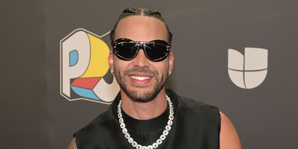 Prince Royce was seen wearing black Loewe Double Frame LW40120I 01A sunglasses at the 2024 Premios Juventud Awards, July 2024
