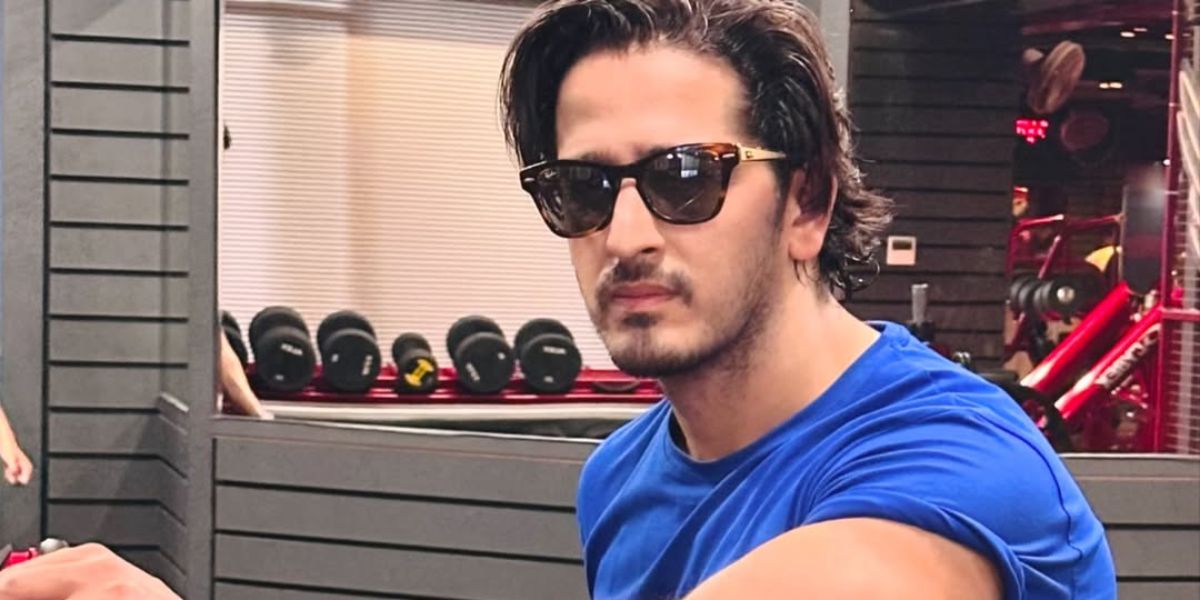 Indian singer Qazi Touqeer was seen wearing tortoiseshell and gold Ray-Ban RB 0707SM 954/G4 square sunglasses while working out, shared through his Instagram post