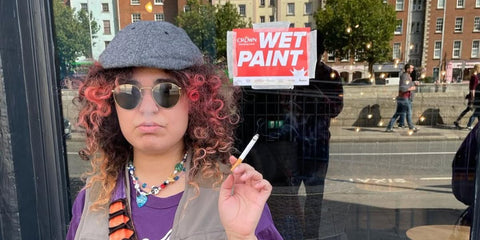 Singer-songwriter Remi Wolf was seen wearing Ray-Ban Round Metal RB 3447N 001 sunglasses in her Instagram post, August 2022. Shop online now on Pretavoir