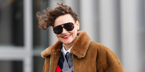 Fashion influencer Renia Jaz was seen wearing tortoiseshell Bottega Veneta BV1273S 005 Drop Aviator sunglasses during Copenhagen Fashion Week season Fall/Winter 2024. Shop online now on Pretavoir