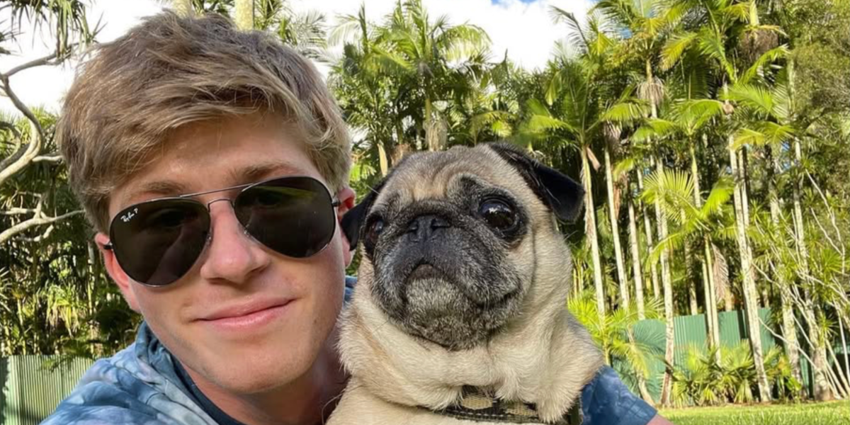 Steve Irwin's son Robert Irwin was seen wearing gunmetal Ray-Ban Aviator 3025 004/58 sunglasses with green Polarised lenses in his Instagram post