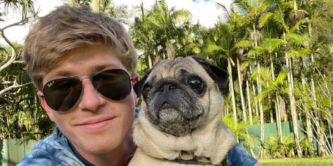 Steve Irwin's son Robert Irwin was seen wearing gunmetal Ray-Ban Aviator 3025 004/58 sunglasses with green Polarised lenses in his Instagram post