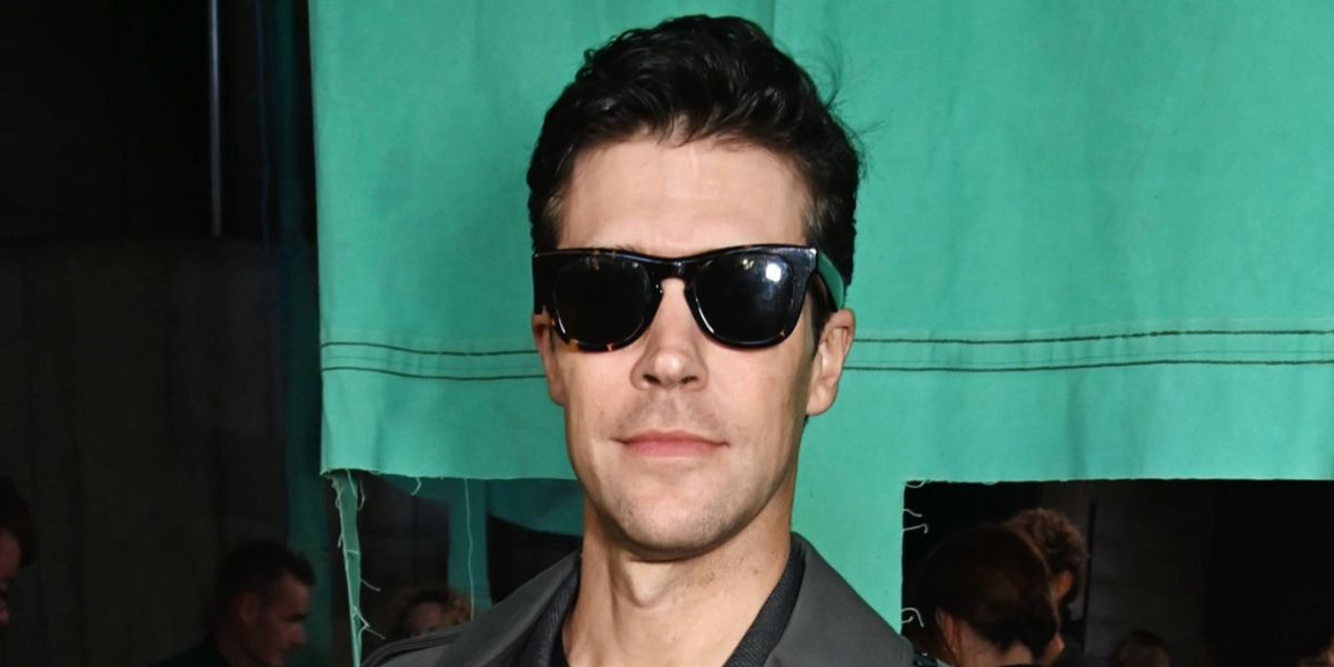 Ballet dancer Roberto Bolle was seen wearing yellow tortoiseshell Burberry BE4426 4106/87 sunglasses at the Burberry Spring/Summer 2025 fashion show during London Fashion Week. Shop online now on Pretavoir