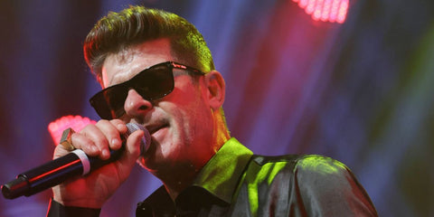 Robin Thicke was seen wearing black Tom Ford Giulio TF698 01J sunglasses onstage at the Giving A Smile Foundation Gala in Beverly Hills, December 2025.