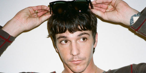 Singer-songwriter Role Model (Tucker Pillsbury) was seen wearing black Ray-Ban Wayfarer RB 4340 601 sunglasses in a Rolling Stone feature, April 2025. Shop online now on Pretavoir