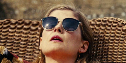 Elspeth Catton (Rosamund Pike) sunglasses in Saltburn