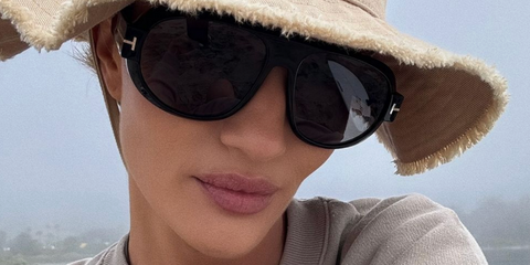 Rosie Huntington-Whiteley wears Tom Ford Hayes sunglasses in black with beige Jacquemus hat in Instagram post - buy online.