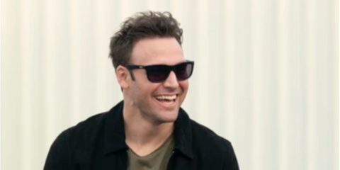 Actor Ryan Guzman was seen wearing black Ray-Ban Justin 4165 601/8G sunglasses with grey gradient lenses in 9-1-1 Season 7 episode 4 as Eddie Diaz. Shop online now on Pretavoir