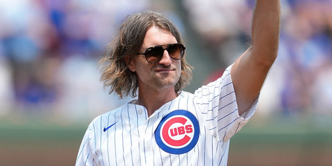 American country music singer Ryan Hurd was seen wearing tortoiseshell Ray-Ban RB 4376 710/13 aviator sunglasses with brown gradient lenses in Chicago, Illinois, August 2025. Shop online now on Pretavoir