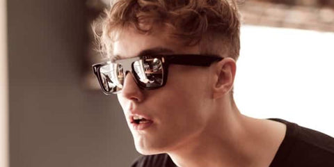 Sam Fender was seen wearing Cutler and Gross Sun 1340 01 Black square sunglasses in an editorial page of FashionBeans.com