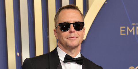 Sam Rockwell was seen wearing black Saint Laurent Sun SL 28 Slim 001 sunglasses at the Emmy Awards 2025. Shop online now on Pretavoir