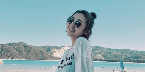 Hong Kong actress Samantha Ko was seen wearing Ray-Ban Round Metal 3447 001 sunglasses. Shop online now on Pretavoir