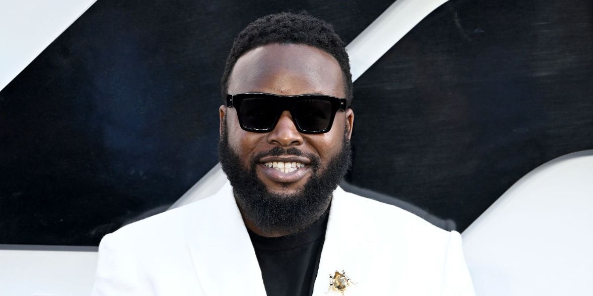 British actor Samson Kayo was seen wearing black Gucci GG0962S 005 square sunglasses to attend the London premiere of F1 : The Movie. Shop online now on Pretavoir