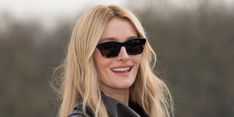 Actress Sarah Pidgeon was seen wearing black and tortoiseshell Loewe Slim LW40177I 52E sunglasses at the Loewe Fall/Winter 2026 fashion show during Paris Fashion Week.