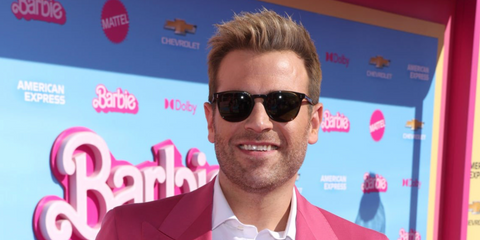 Actor Scott Evans was seen wearing bark Oliver Peoples Finley Esq. Sun OV5298SU 1677/52 sunglasses with green lenses at the premiere of Barbie in Los Angeles, July 2023.