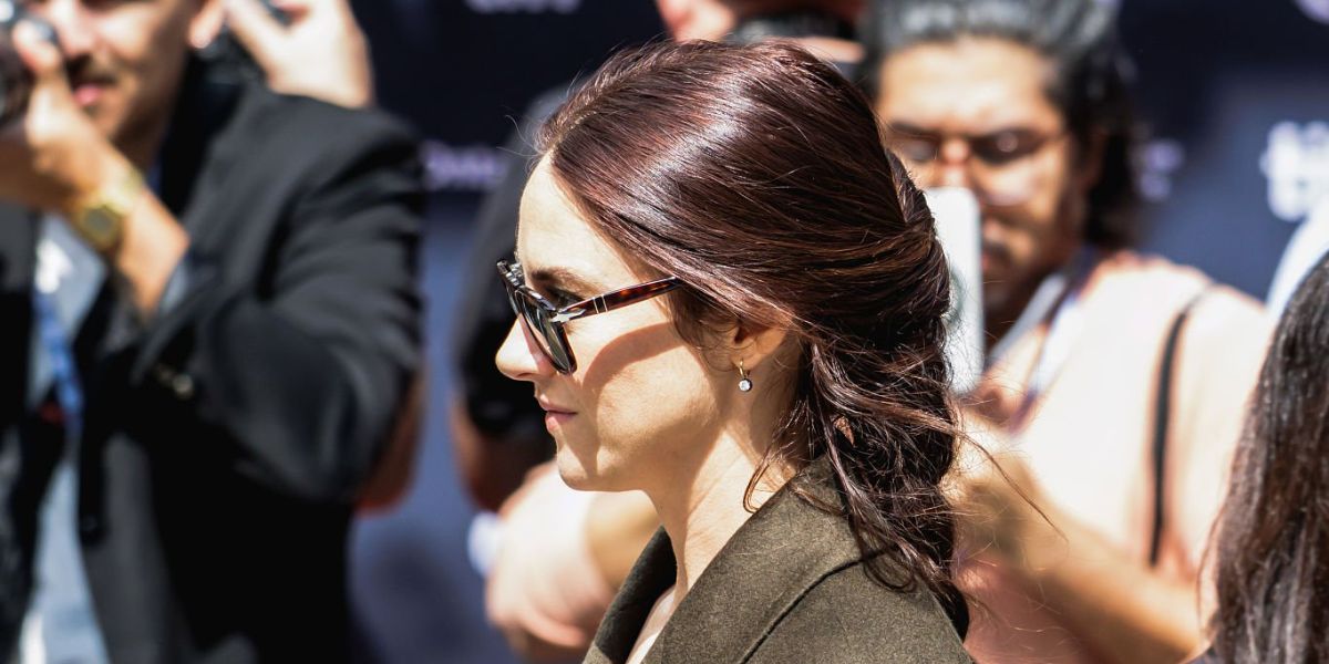 Actress Shailene Woodley was seen wearing tortoiseshell Persol 0649 24/31 aviator sunglasses at the Toronto International Film Festival 2025. Shop online now on Pretavoir