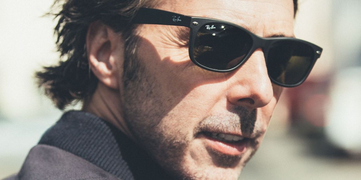 Night At The Museum and Stranger Things director Shawn Levy was seen wearing rubber black Ray-Ban New Wayfarer RB 2132 6462/31 sunglasses in a GQ Magazine feature