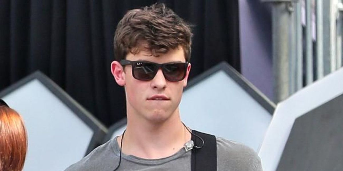 Shawn Mendes was seen wearing rubber black Ray-Ban Justin RB 4165 622/T3 Polarised sunglasses