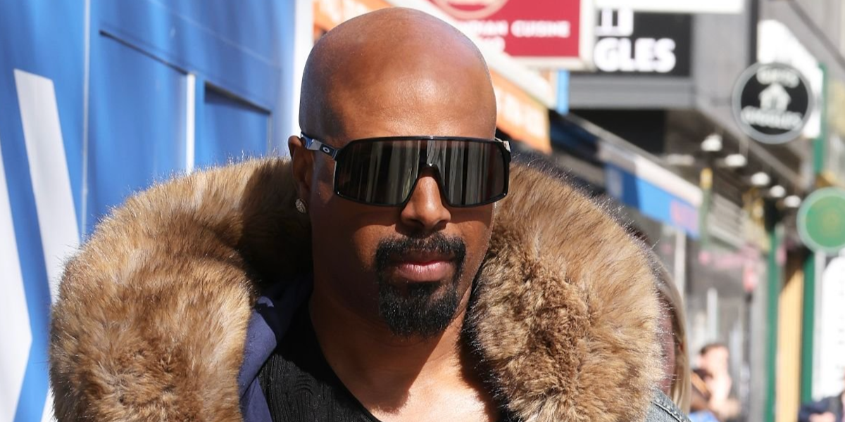 Actor Shawn Wayans was seen wearing black Oakley Sutro OO9406 01 sunglasses at Capital Xtra Breakfast radio studios in London promoting ‘Scary Movie 6’