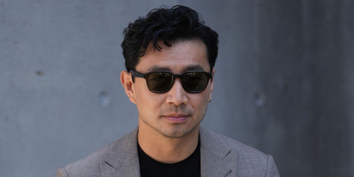 Actor Simu Liu was seen wearing black Giorgio Armani AR8206 6060/1 sunglasses with grey lenses at the Giorgio Armani Menswear Spring/Summer 2026 fashion show during Milan Men's Fashion Week. Shop online now on Pretavoir